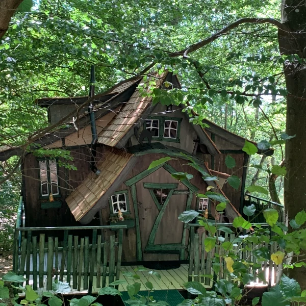 Außenansicht Bauhmhaushotel und zauberhaftes Waldhäuschen